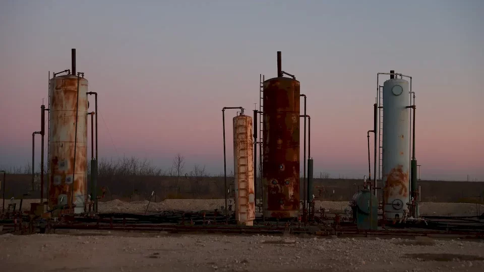 أسعار النفط ترتفع وسط توتر الشرق الأوسط والقلق من عاصفة بخليج المكسيك