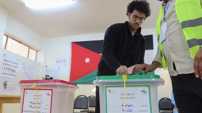 انطلاق الانتخابات البرلمانية الأردنية على وقع اقتصادي صعب وحرب غزة