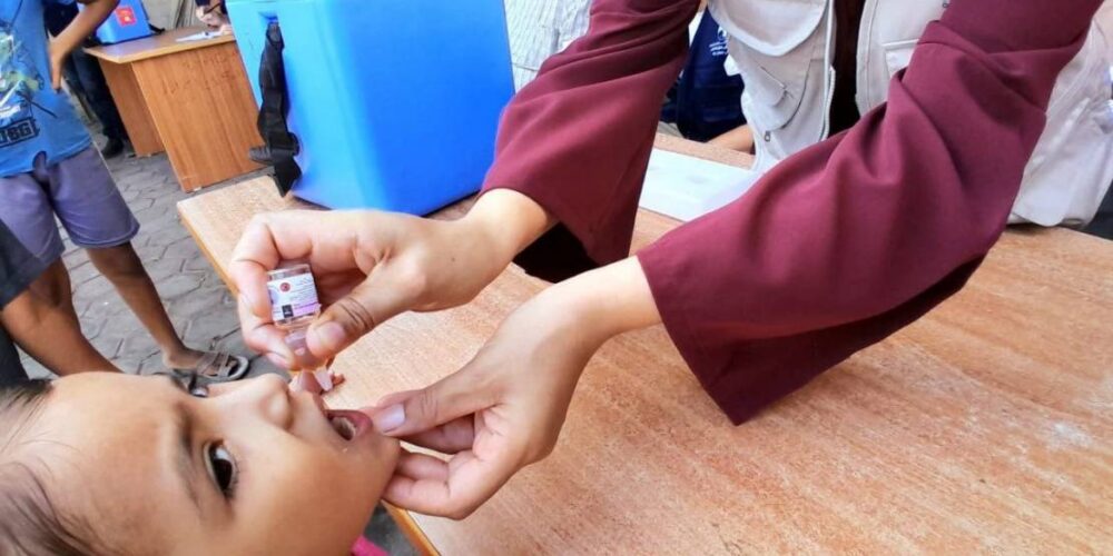 تطعيم 159 ألف طفل ضد شلل الأطفال في غزة