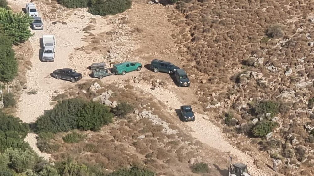 مستوطنون يجرفون أراضي في قراوة بني حسان