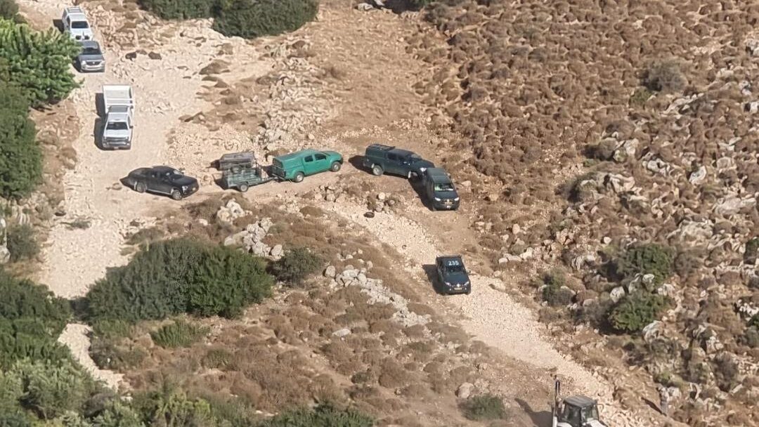 مستوطنون يجرفون أراضي في قراوة بني حسان