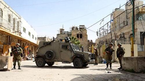 الاحتلال يحاصر منزلا جنوب الخليل ويهدد أصحابه بهدمه