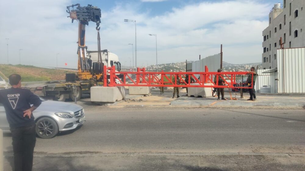 الاحتلال يغلق البوابتين الحديديتين على شارع حوارة جنوب نابلس