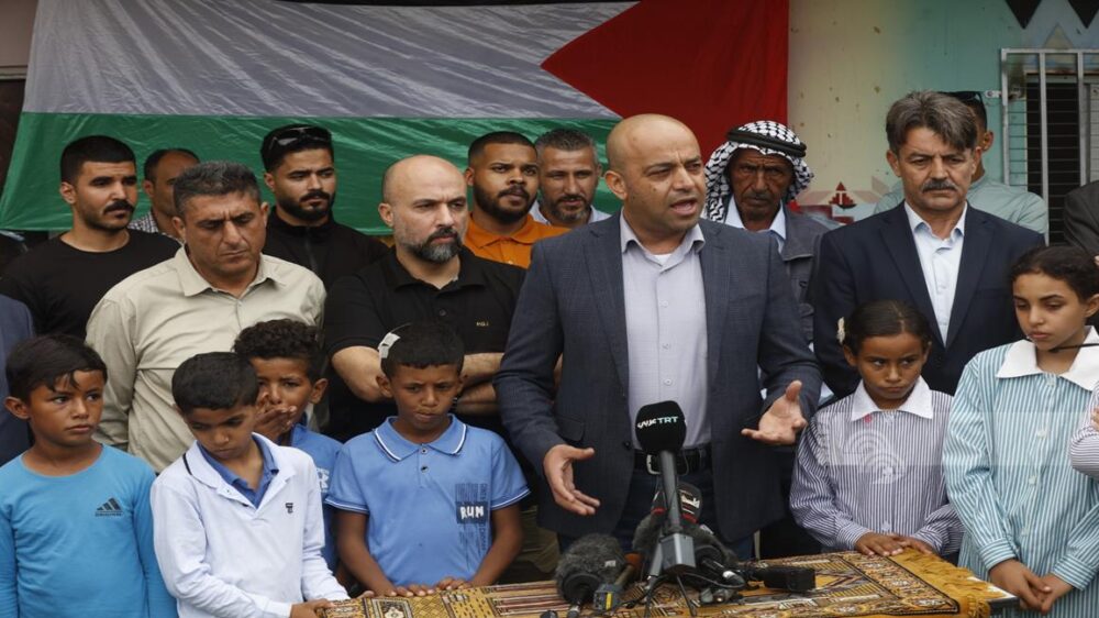 محافظ أريحا يتفقد مدرسة الكعابنة ويعلن حملة لتعزيز صمود تجمع عرب المليحات وشلال العوجا 