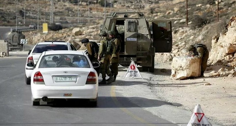 الاحتلال يفتش عدة منازل ويستولي على مركبتين في الخليل