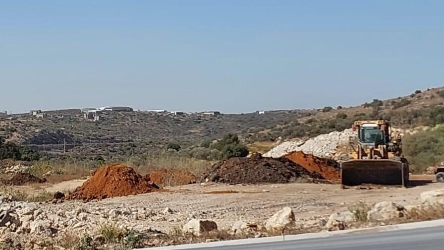 الاحتلال يواصل تجريف أراضٍ في الزاوية غرب سلفيت