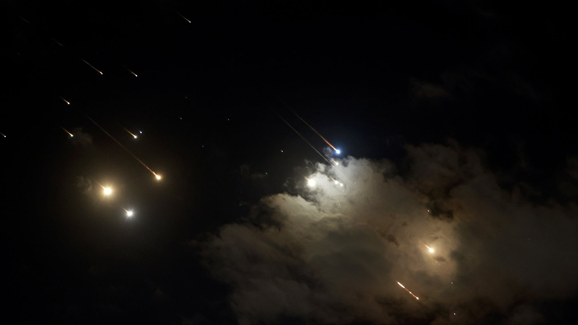 ما هي الدول التي ساهمت في إسقاط عدد من الصواريخ الإيرانية في طريقها إلى الاحتلال؟