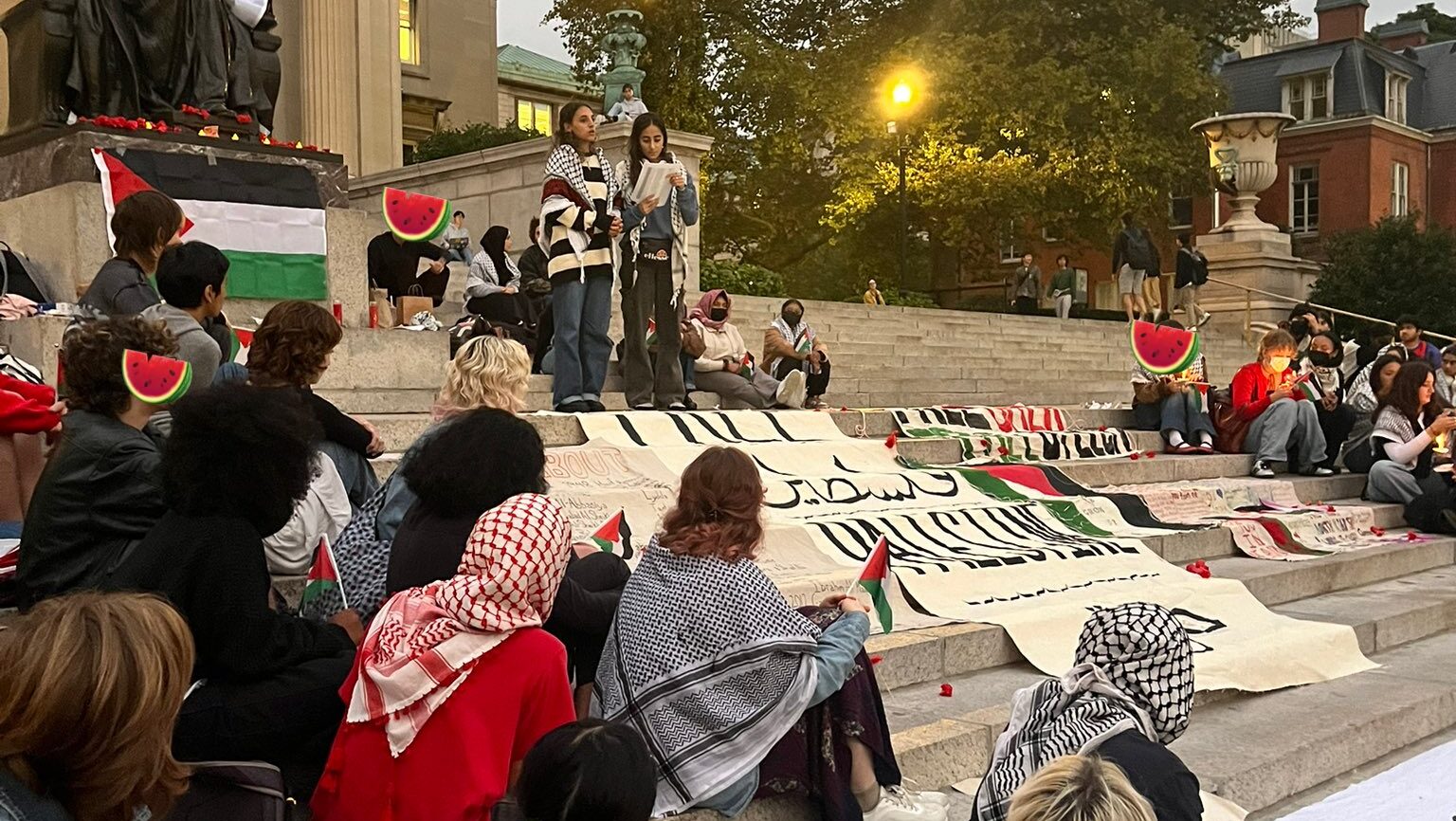 تكريماً لشهداء قطاع غزة... طلاب "كولومبيا" يشرعون بقراءة أسماء 2360 شهيداً