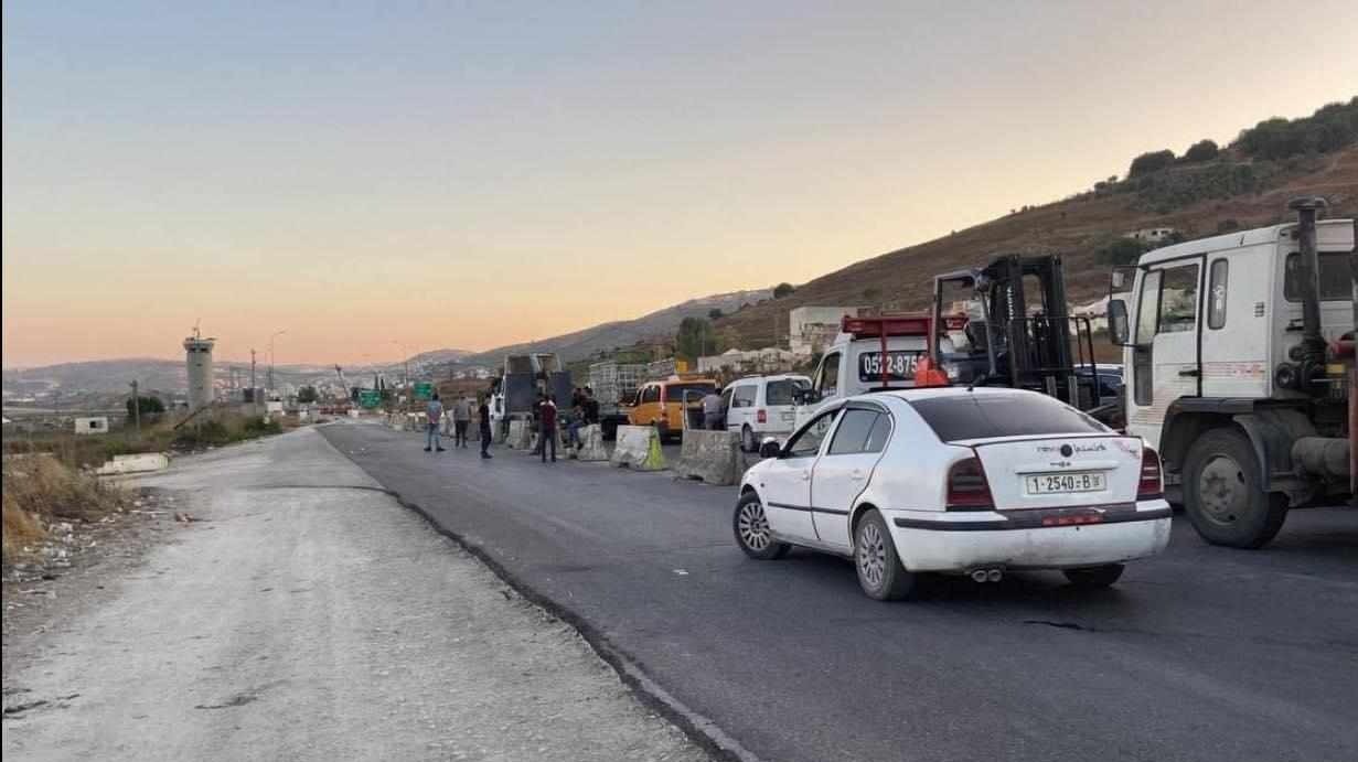 العسكرية على الحواجز المحيطة بمدينة نابلس