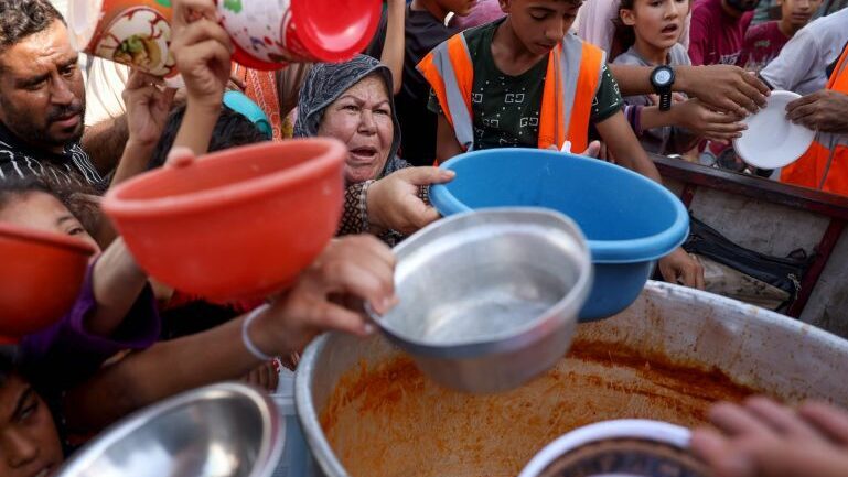 "الأغذية العالمي": انقطاع خطوط مساعدات الغذاء إلى شمال القطاع منذ مطلع الشهر الجاري