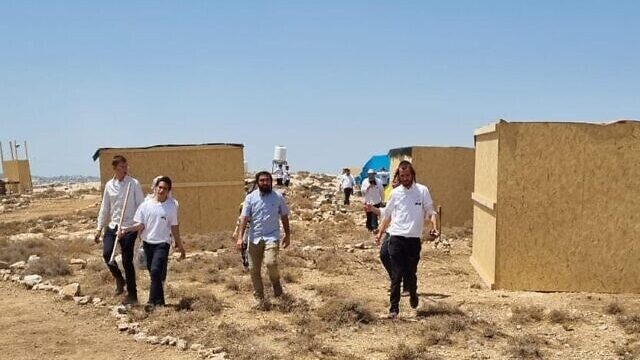 مستوطنون يقيمون بؤرة استيطانية جديدة على أراضي المواطنين شرق الخليل