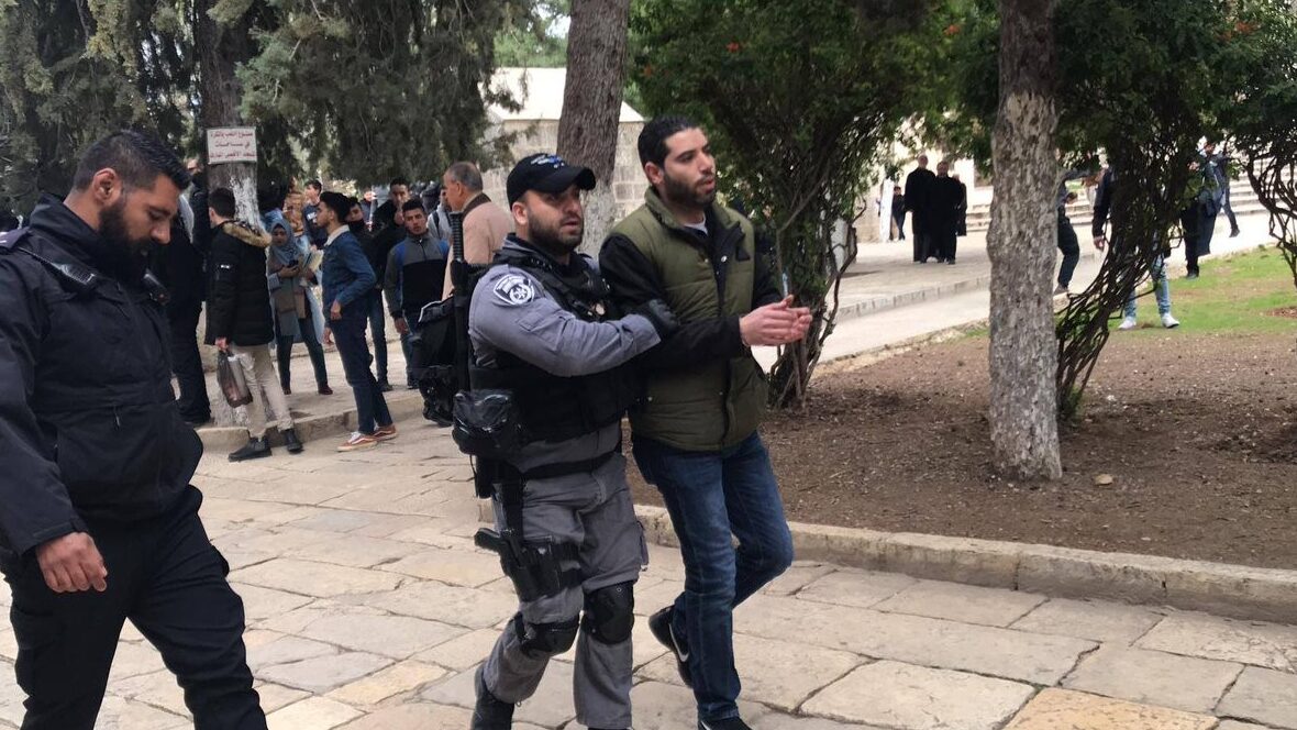 الاحتلال يفرج عن مصورين صحفيين ويبعدهما عن البلدة القديمة والأقصى