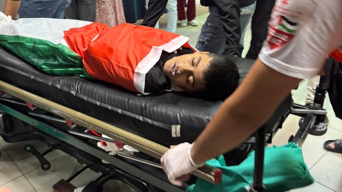 الاحتلال يعدم طفلاً ويصيب 8 شبان بالرصاص الحي في قلنديا