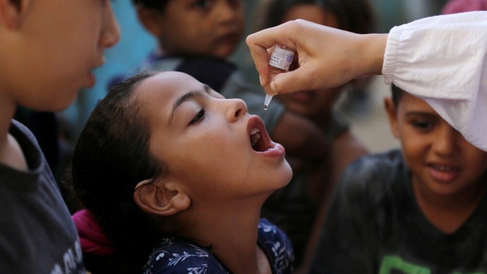 "الأونروا": تطعيم 93 ألف طفل في الجولة الثانية من حملة التحصين ضد شلل الأطفال في قطاع غزة