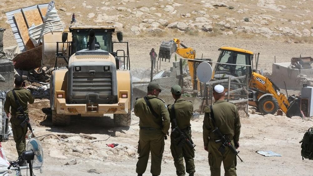 الاحتلال يخطر بهدم مساكن وحظائر في خربة الطويل جنوب نابلس