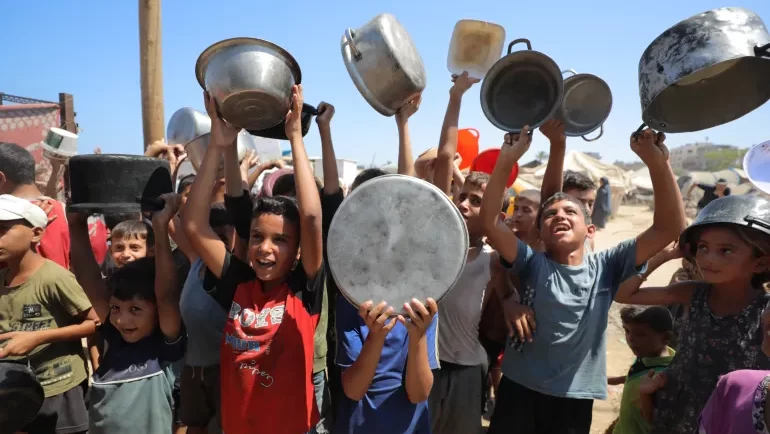 52 يوما من الحصار.. لقمة الطعام في شمال غزة مغمسة بالدم