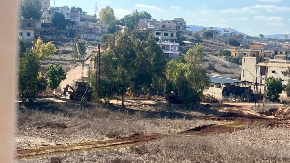 : دبابات الاحتلال تتوغل إلى مناطق في عيترون جنوب لبنان مستغلة وقف إطلاق النار، بهدف الوصول إلى مناطق لم تستطع التوغل فيها أثناء الحرب.