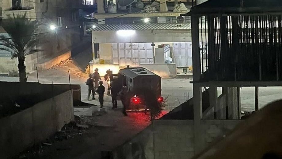 الاحتلال يداهم منزلاً ويعتدي بالضرب على ساكنيه في مخيم عقبة جبر