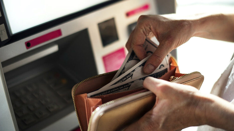 "إسرائيل" تمدد التعامل مع البنوك الفلسطينية لعام واحد