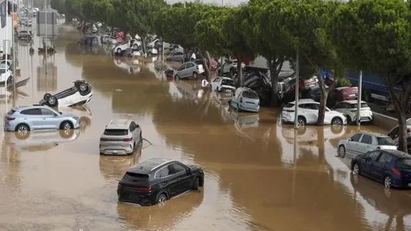 بعد فيضانات إسبانيا.. صداع نصفي ودوار بعد تنشق روائح كريهة