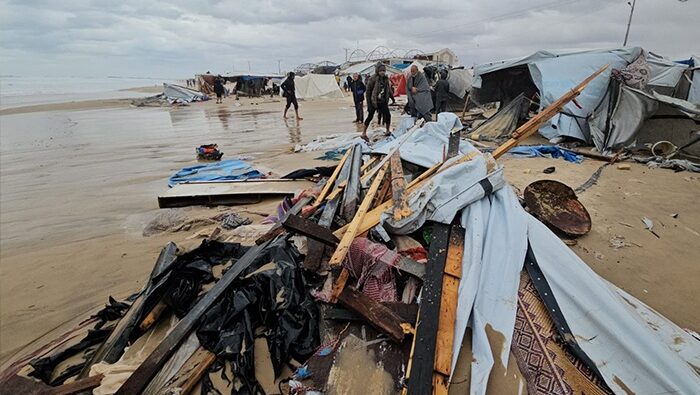 الأمطار تغرق خيام النازحين وتزيد من معاناتهم