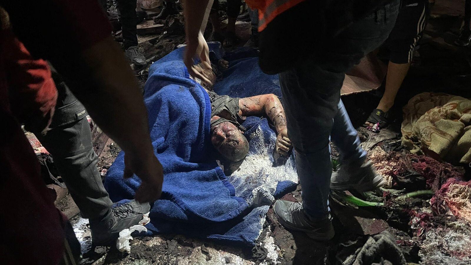 11 شهيدا في قصف الاحتلال مدرسة تؤوي نازحين بحي الزيتون