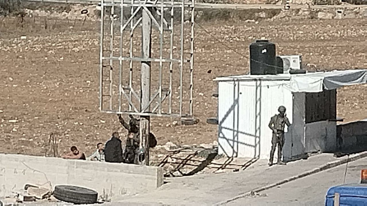 الاحتلال يعتقل 12 مواطناً من الخليل ويداهم منازل ويفتشها