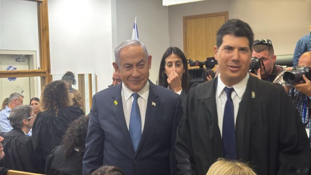 المرة الأولى التي يحاكم بها رئيس وزراء وهو على رأس عمله.. نتنياهو يمثل أمام القضاء في تهم فساد