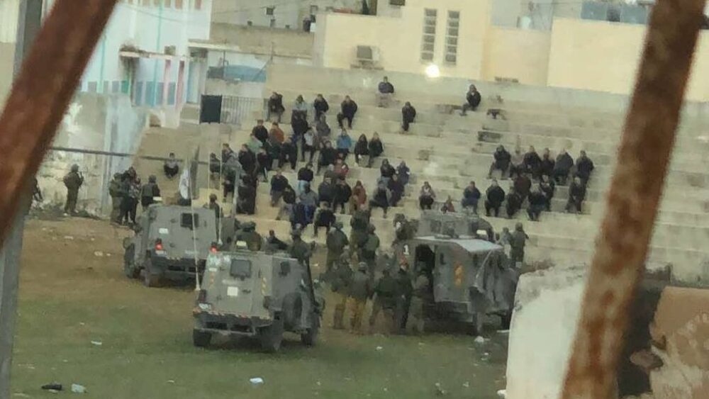 الاحتلال يعتقل أربعة مواطنين من الخليل ويستجوب العشرات في مخيم الفوار