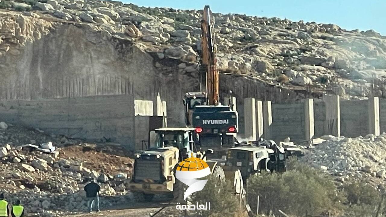 الاحتلال يهدم منشأة تجارية في بيت حنينا شمال القدس