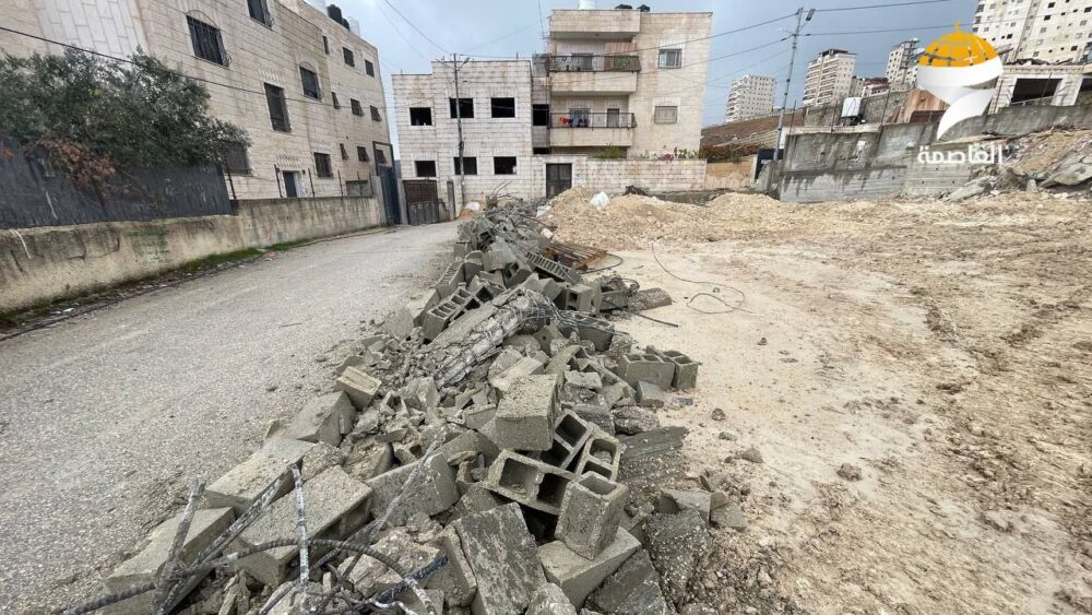 خسائر تقدر بمليون شيكل.. الاحتلال يهدم مبنى ويجرف شوارع في ضاحية السلام شمال شرق القدس