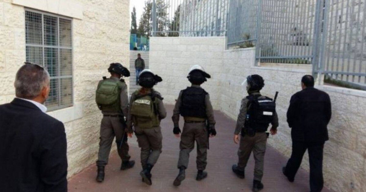 الاحتلال يداهم مدرسة دورا القرع شمال شرق رام الله