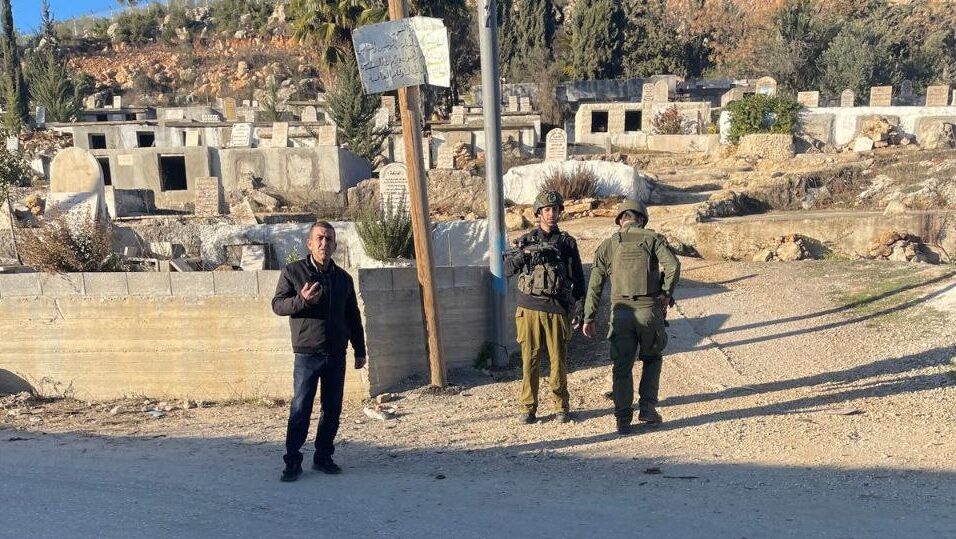 الاحتلال يغلق مدرسة العروب الثانوية خلال اقتحام مخيم العروب