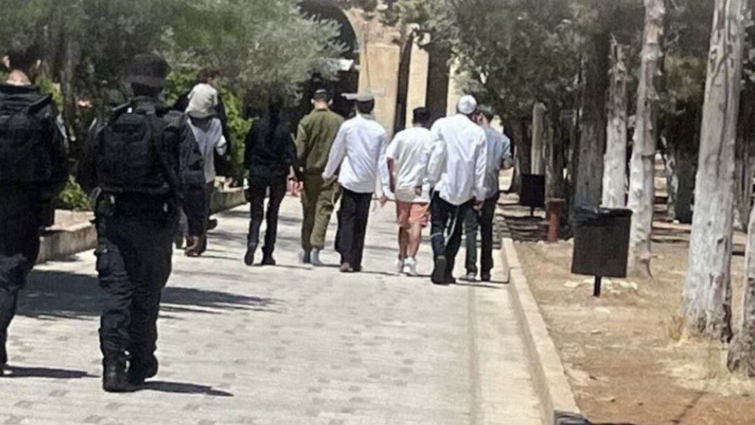 مستوطنون ينفذون طقوساً تلمودية خلال اقتحام الأقصى