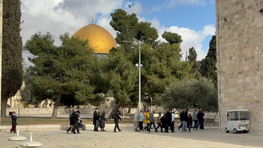 المستوطنون يتراقصون في باحات الأقصى في ما يعرف بـ"عيد الأنوار" العبري