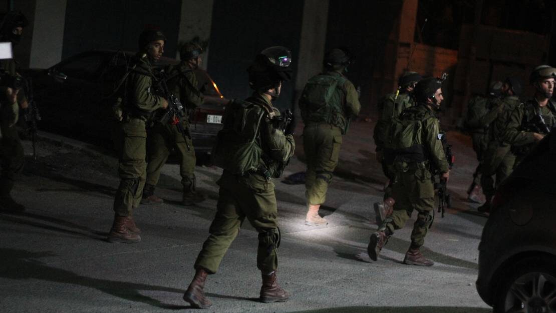 الاحتلال يعتقل سبعة مواطنين من الزاوية غرب سلفيت