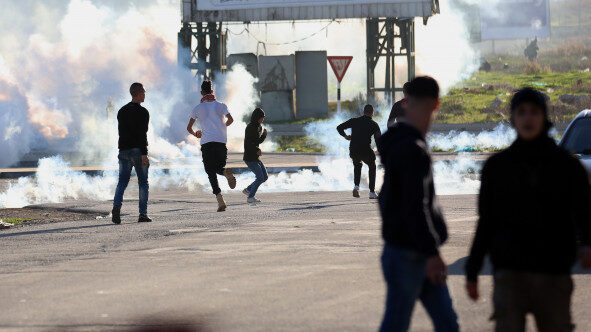 إصابات بالاختناق جراء اقتحام الاحتلال بلدة دورا ومخيم الفوار جنوب الخليل