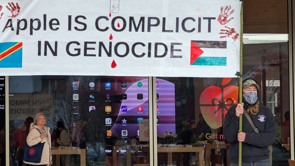 نشطاء يعتصمون داخل فروع "آبل" في الولايات المتحدة تنديدًا بدعمها للاحتلال الاسرائيلي