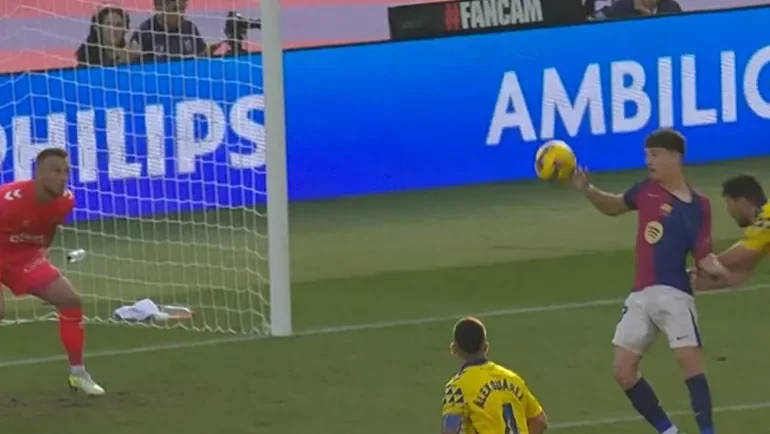 هل حرم الحكم برشلونة من ركلتي جزاء أمام لاس بالماس؟