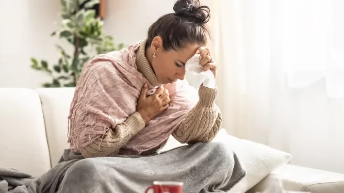 مصابة بكوفيد الطويل الأمد أصبحت عاجزة عن فتح عبوة من المياه