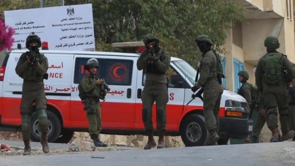 الاحتلال يصيب شابًا بالرصاص في المزرعة الشرقية ويعتقل فتيين في المغير