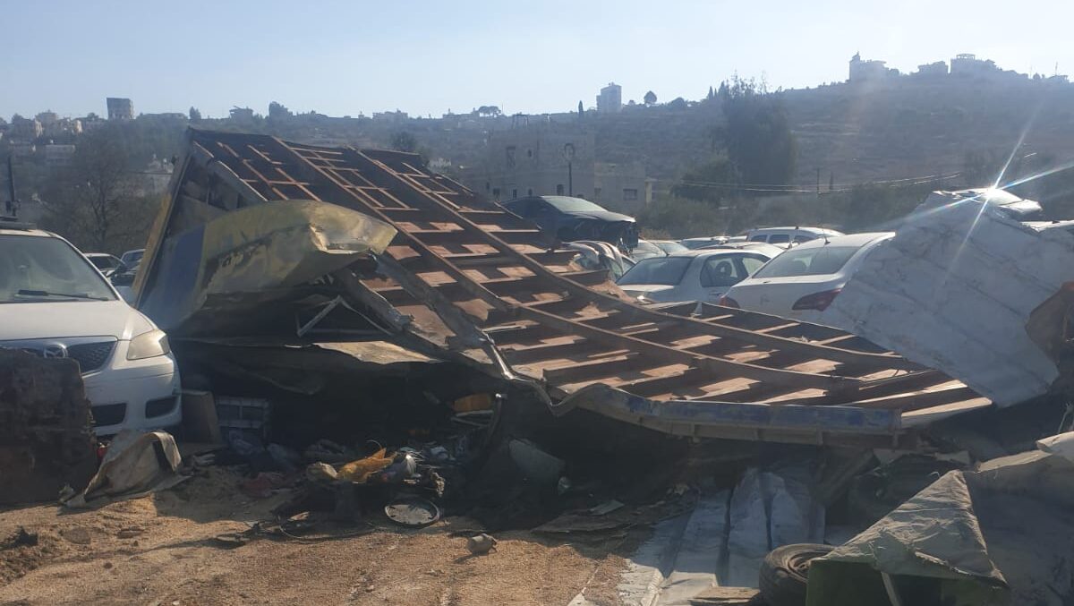 الاحتلال يهدم منشأتين تجاريتين في حوارة جنوب نابلس