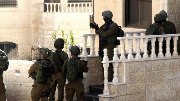 قوات الاحتلال تفتش منازل شرق نابلس