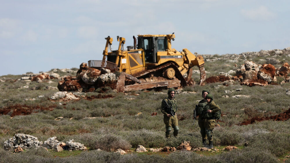 مستوطنون يعتدون على المواطنين وممتلكاتهم شرق يطا جنوب الخليل