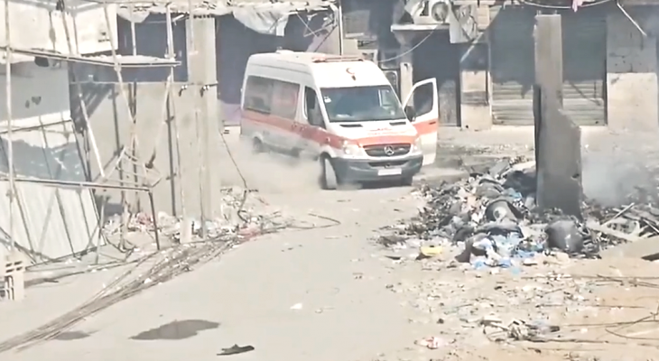 بفيديو موثق أمام العالم.. الاحتلال يستهدف مركبة إسعاف أمام مستشفى كمال عدوان