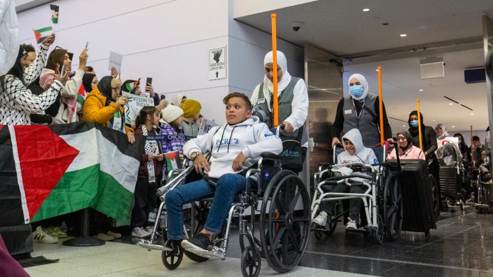 الجالية الفلسطينية في شيكاغو تستقبل ثمانية أطفال من مصابي العدوان على غزة