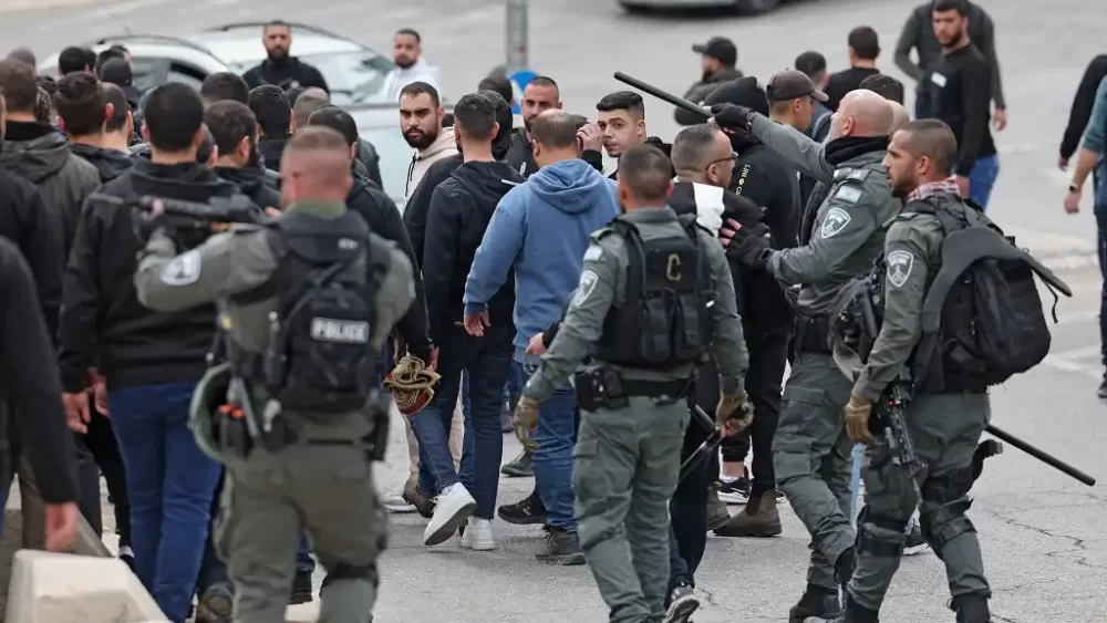 الاحتلال يعتقل 22 مواطناً من الضفة الغربية بينهم طفلان وسيدة