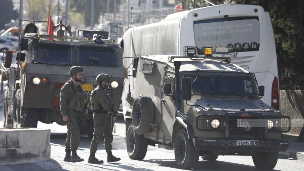 إصابة 3 شبان وحملة اعتقالات واسعة خلال اقتحام الاحتلال مخيم الأمعري