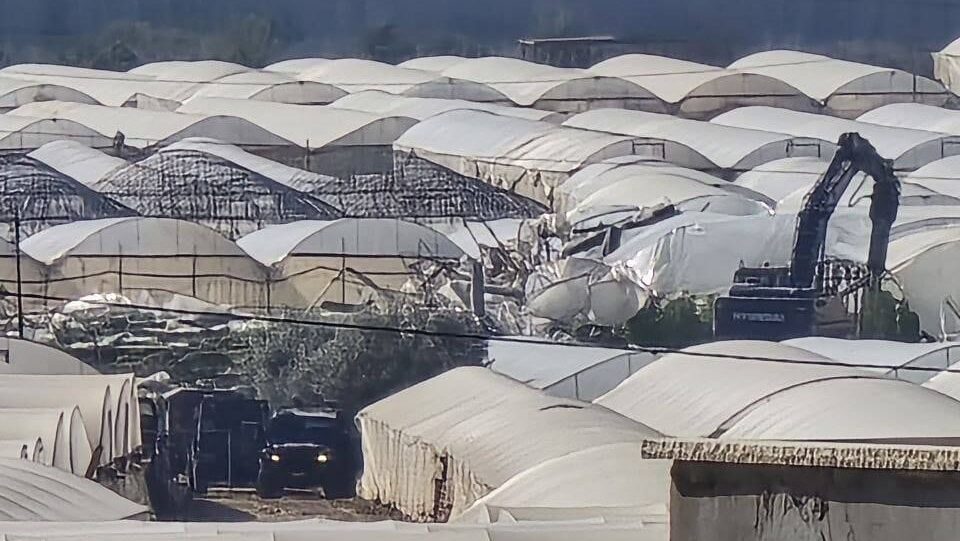 الاحتلال يهدم دفيئات زراعية في سهل دير الغصون شمال طولكرم