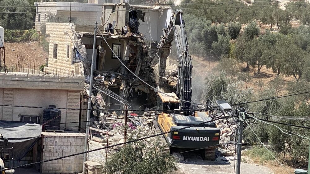 في هجمة مسعورة: الاحتلال يهدم 14 منزلا ومخزنا وموقفا في سلوان وعناتا